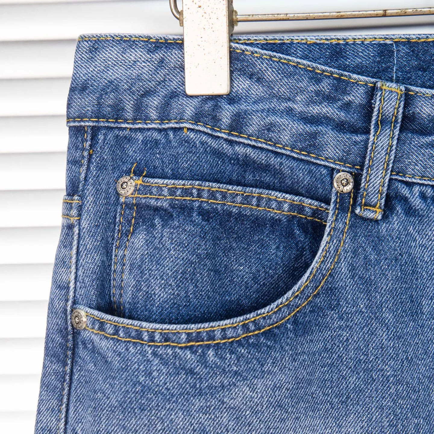 P260 Chrome Hearts light blue pants, Sanskrit blue and white patchwork leather jeans. CH jeans need to be washed and then disassembled and hand-stitched with sheepskin cross leather and then spliced ​​together. The whole piece has too many craftsmanship to explain. The patchwork cross pattern is embellished, and the high-waisted washed jeans! ! Absolutely high-end luxury products, god-level single products and super popular products, made with top heavy industry, a must-see magic weapon. Customized hardware. The fabric is thick and soft after washing. It has good breathability. Customized small leather label. Unique design. The details are simple and elegant, and the workmanship is exquisite. The entire trousers are neatly routed and the details are in place! It’s so cool that both men and women can easily control the genderless trend! Style number: 1805# Color: blue Size: 28 30 32 34